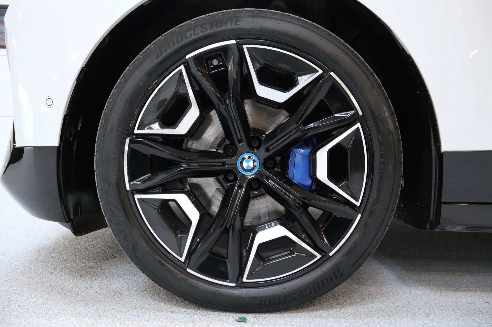 Hvid BMW iX fra 2022