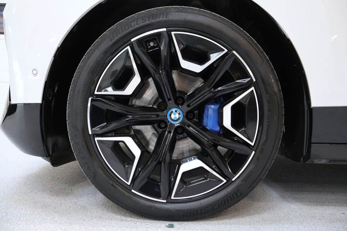 Hvid BMW iX fra 2022