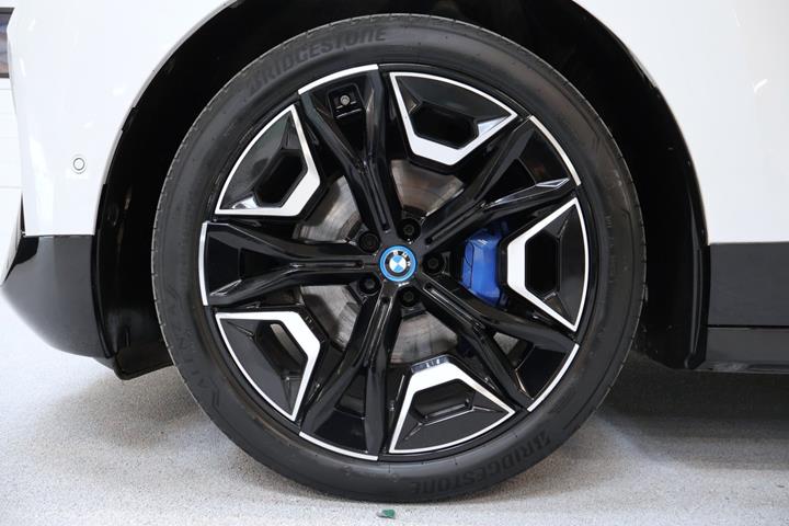 Hvid BMW iX fra 2022