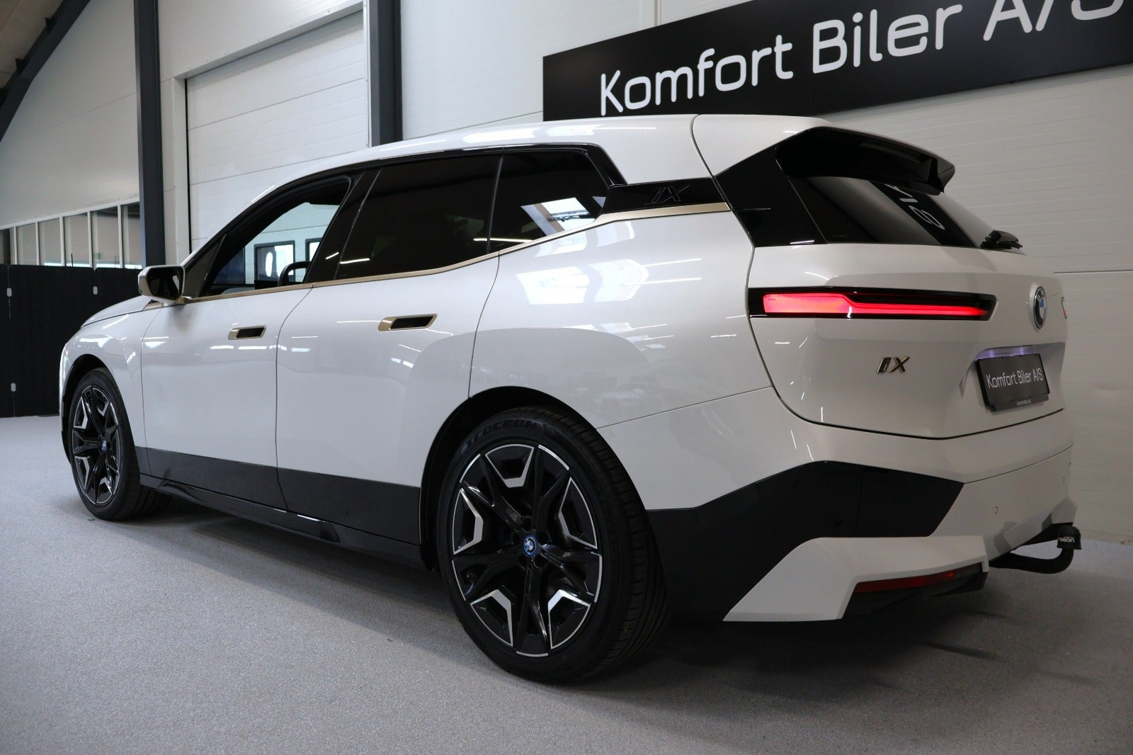 Hvid BMW iX fra 2022