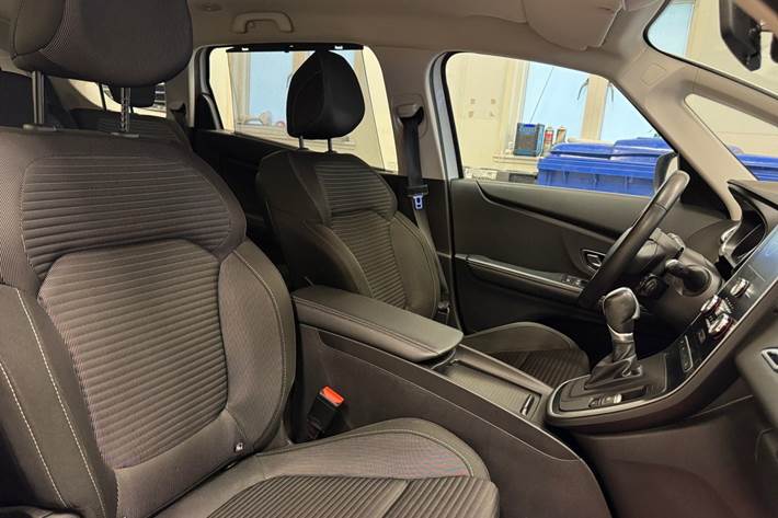 Hvid Renault Grand Scenic IV fra 2017