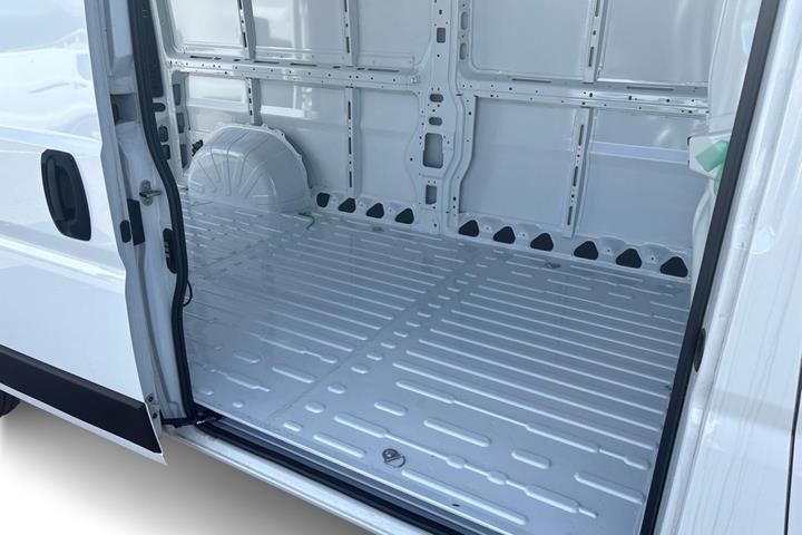 Hvid Peugeot Boxer 435 fra 2025