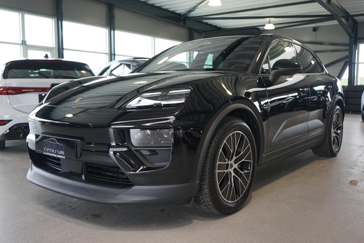 Sort Porsche Macan 4 fra 2025