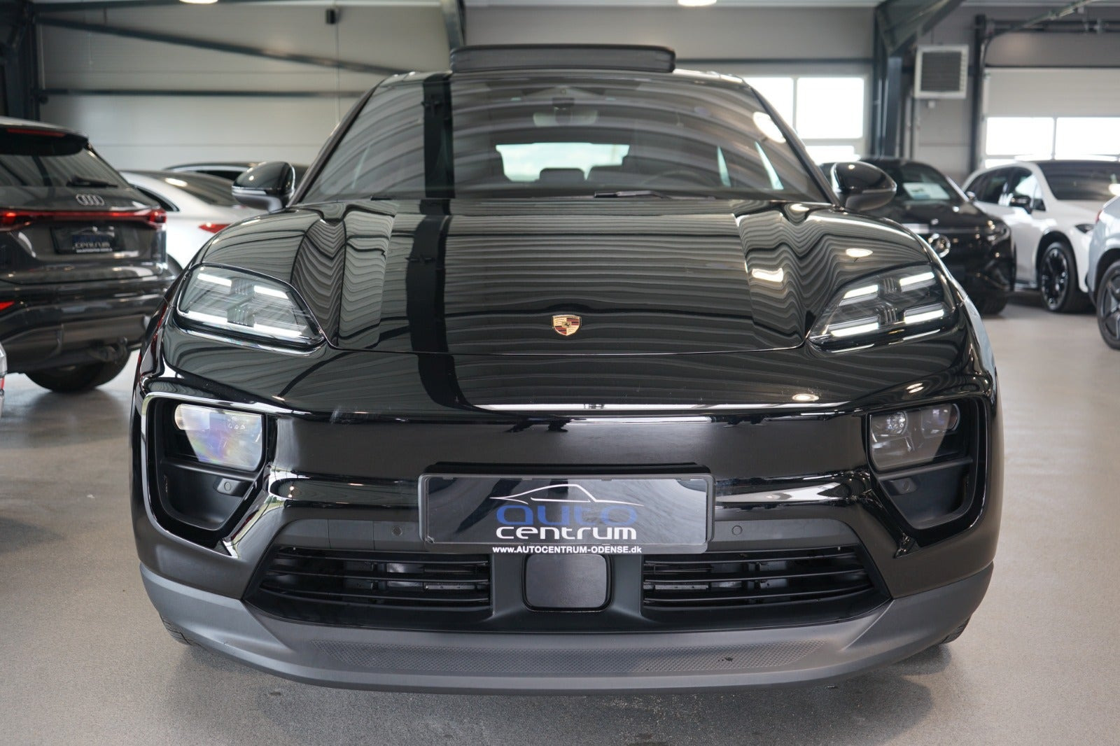 Sort Porsche Macan 4 fra 2025