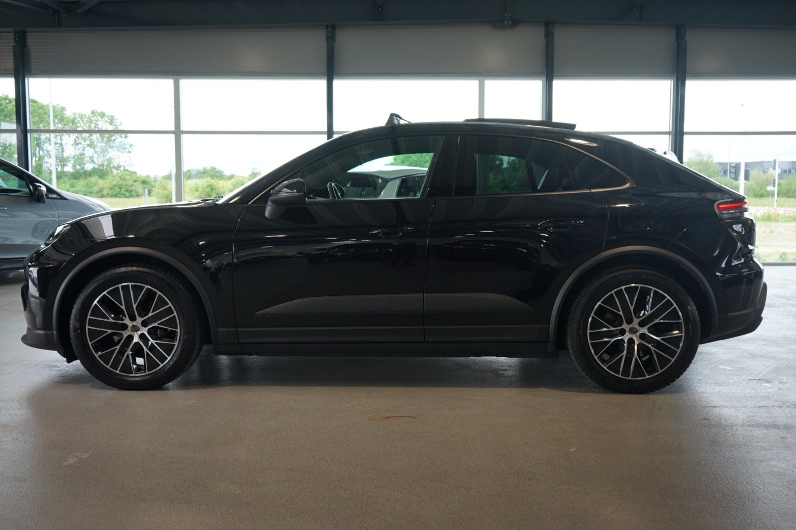Sort Porsche Macan 4 fra 2025