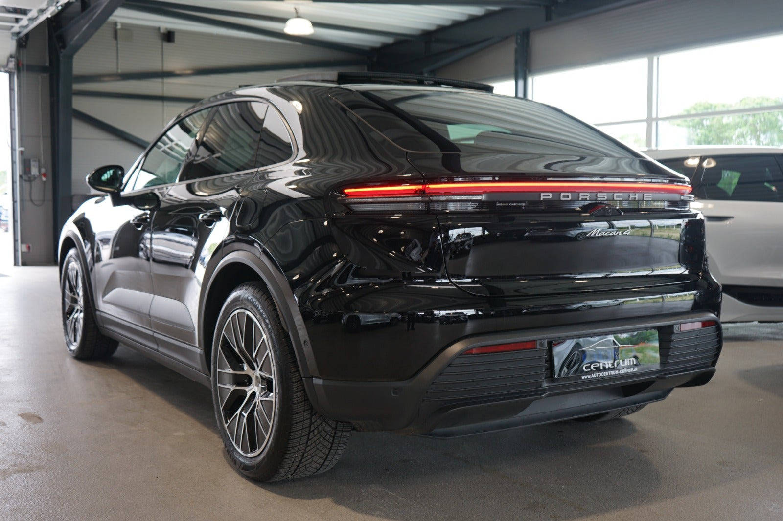 Sort Porsche Macan 4 fra 2025