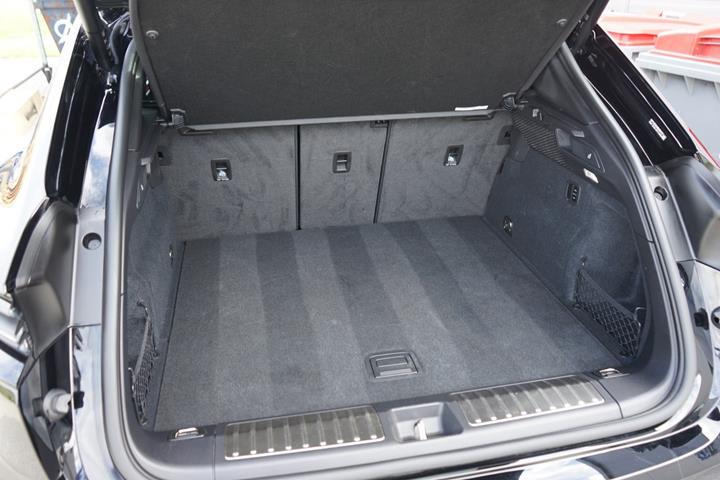 Sort Porsche Macan 4 fra 2025