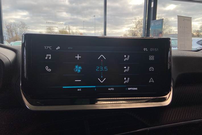 Hvid Peugeot e-2008 fra 2025