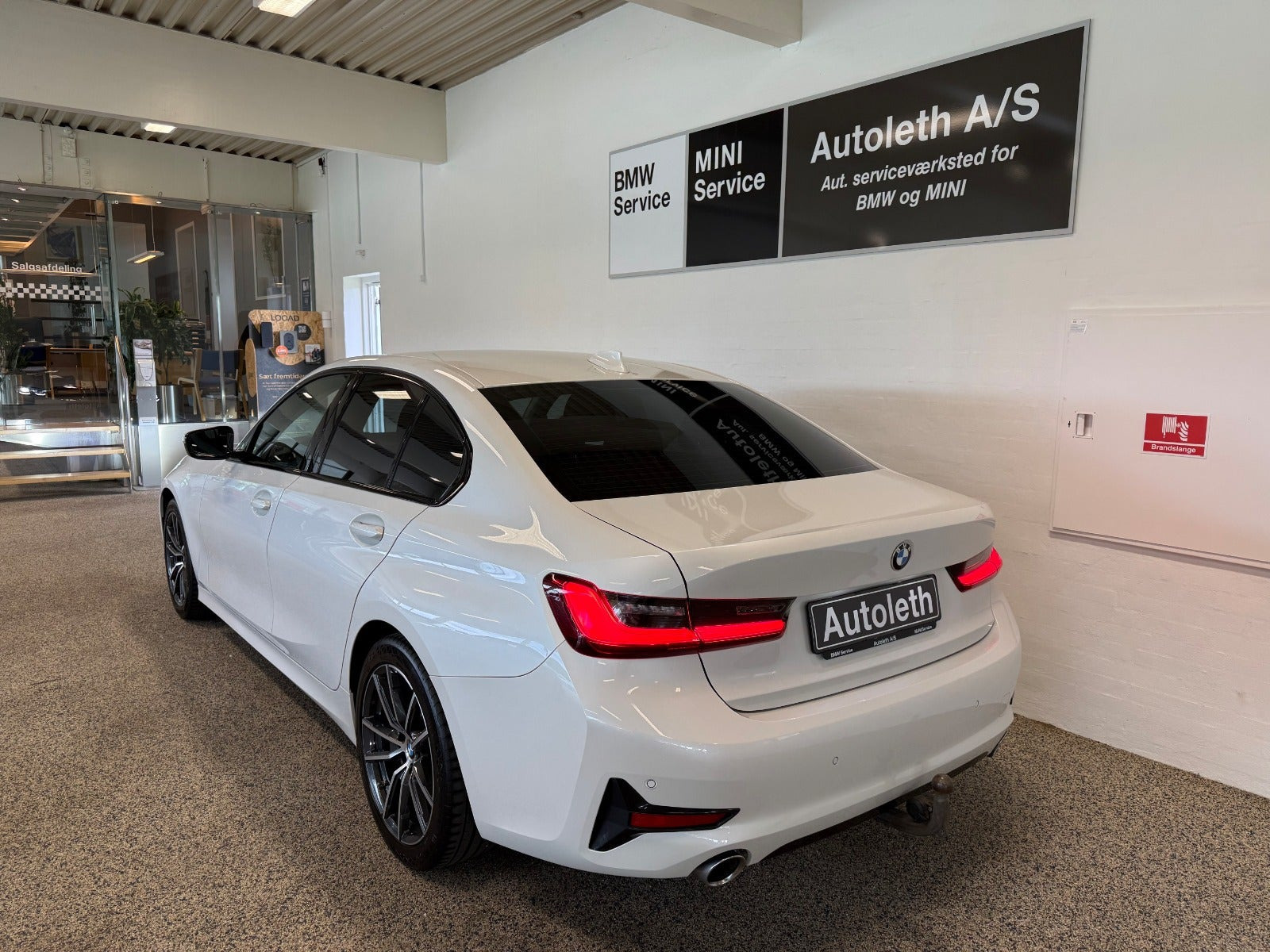Hvid BMW 330d fra 2020