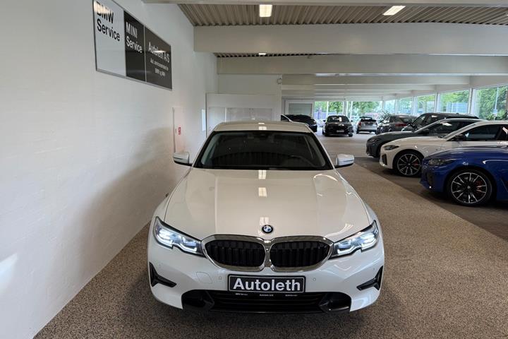 Hvid BMW 330d fra 2020
