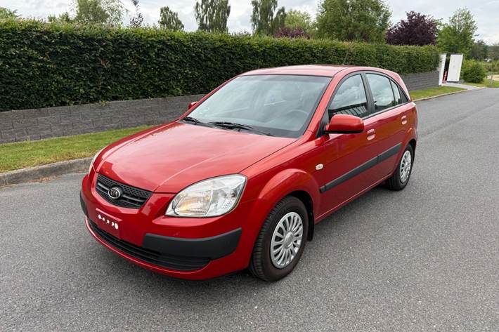 undefined Kia Rio fra 2007 set udefra