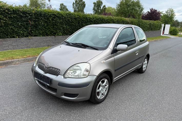 undefined Toyota Yaris fra 2003 set udefra