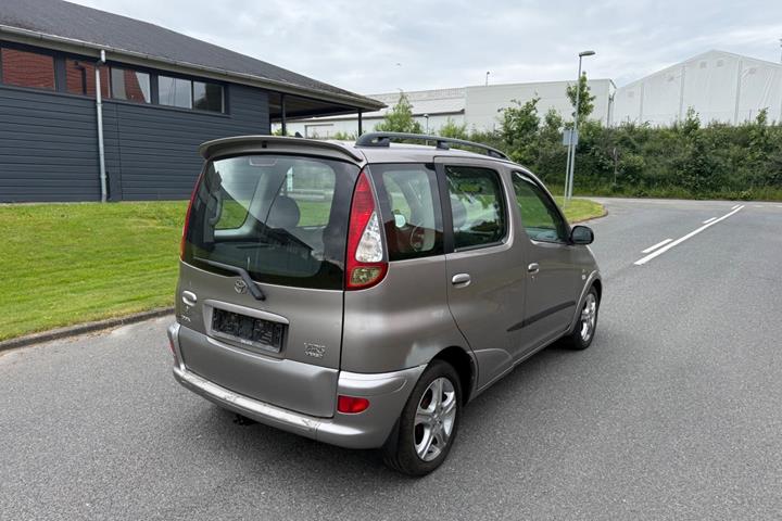 undefined Toyota Yaris Verso fra 2005 set udefra