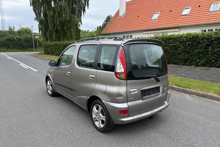undefined Toyota Yaris Verso fra 2005 set udefra