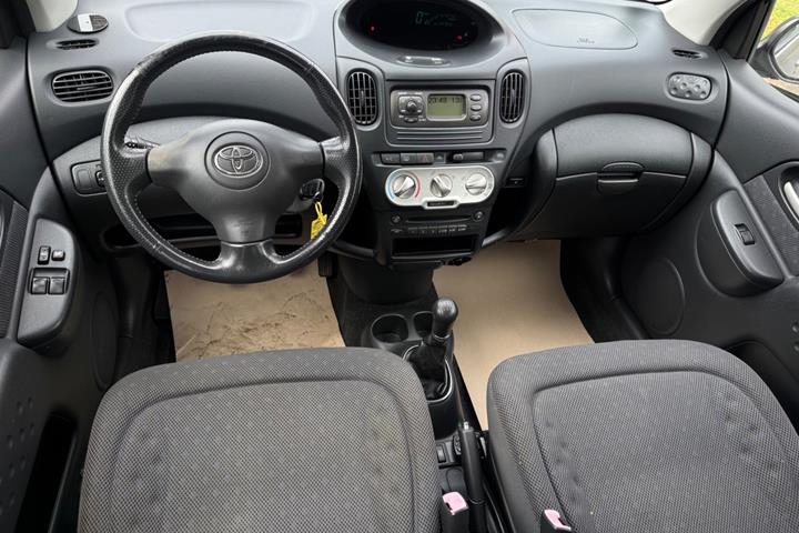 undefined Toyota Yaris Verso fra 2005 set indefra