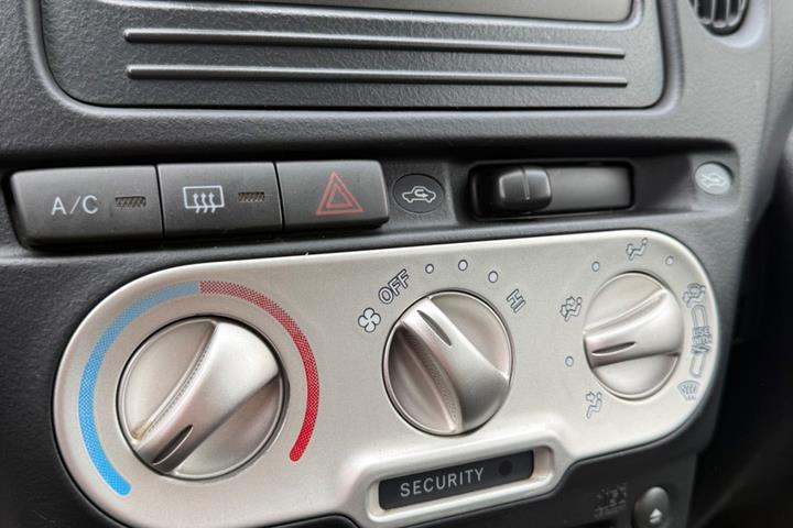 undefined Toyota Yaris Verso fra 2005 set indefra