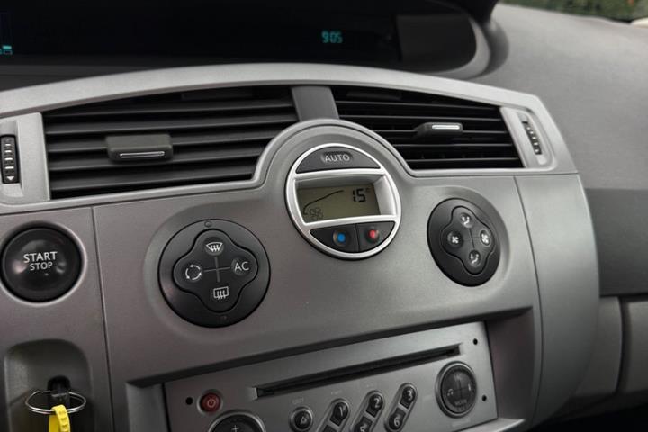 undefined Renault Grand Scenic II fra 2008 set indefra