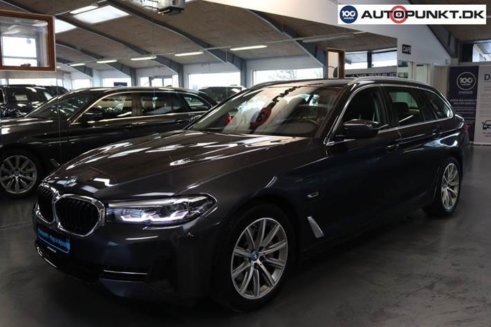 Grå BMW 530e fra 2022