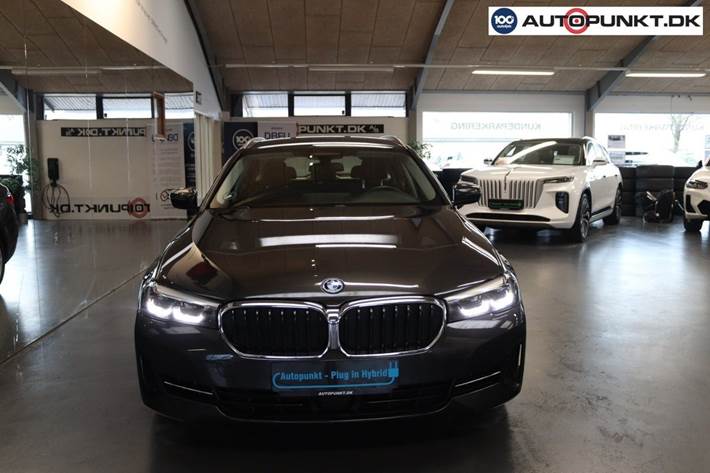 Grå BMW 530e fra 2022