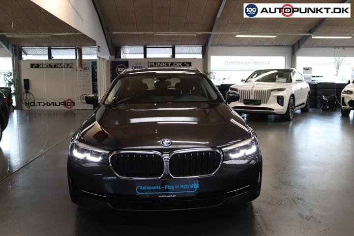 Grå BMW 530e fra 2022