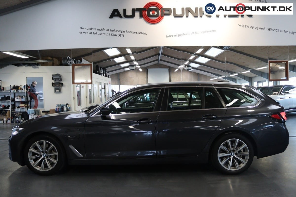 Grå BMW 530e fra 2022
