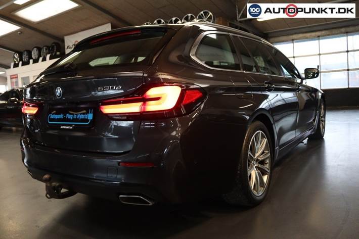 Grå BMW 530e fra 2022