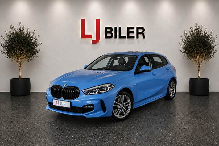 Blå BMW 118i fra 2020 set udefra