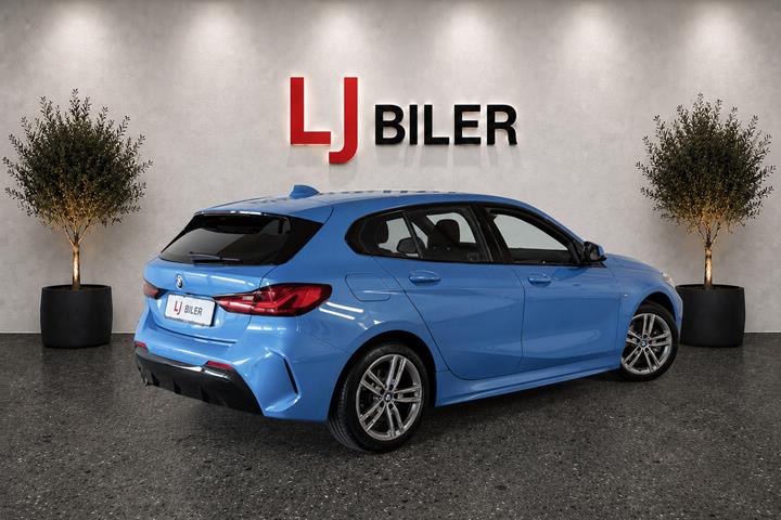 Blå BMW 118i fra 2020