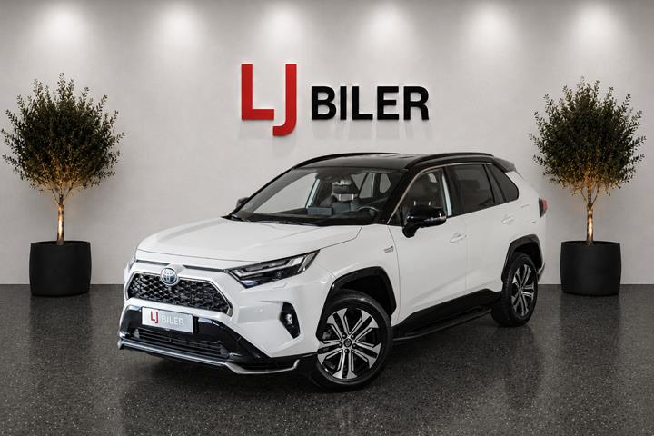 Hvid Toyota RAV4 fra 2022 set udefra