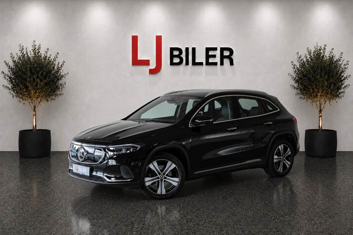 Sort Mercedes EQA250 fra 2021 set udefra