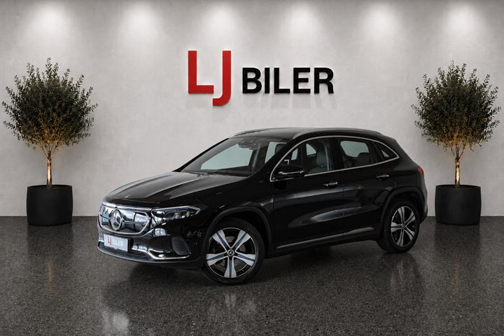 Sort Mercedes EQA250 fra 2021 set udefra