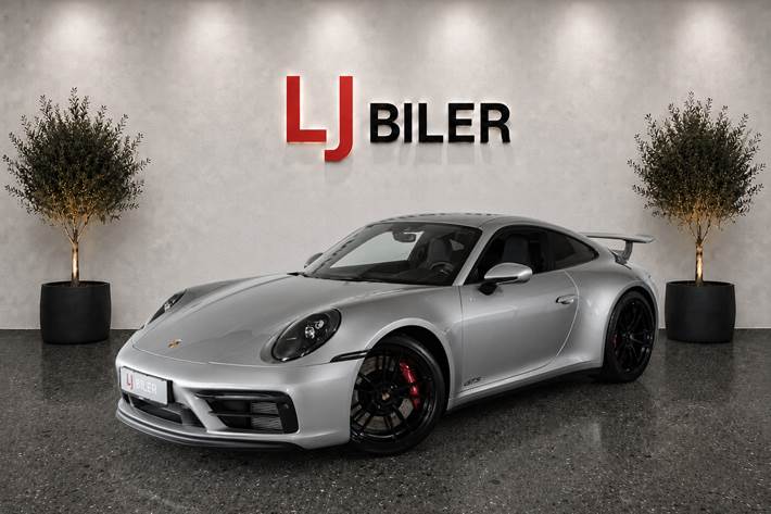 Sølv Porsche 911 Carrera GTS fra 2022 set udefra
