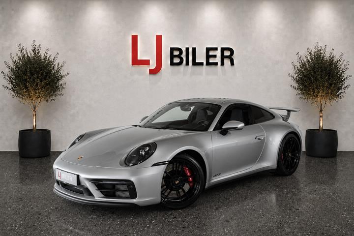 Sølv Porsche 911 Carrera GTS fra 2022 set udefra