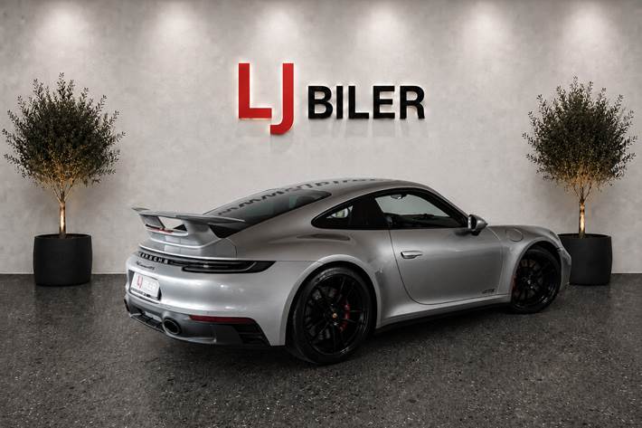 Sølv Porsche 911 Carrera GTS fra 2022