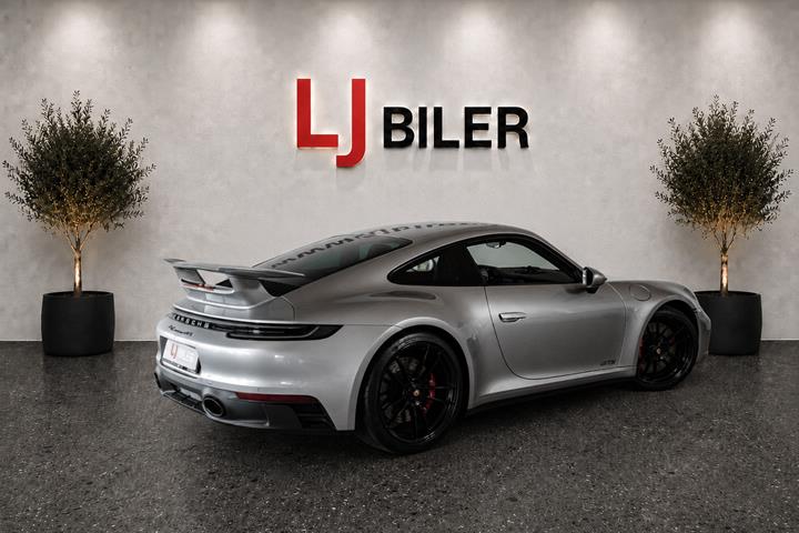 Sølv Porsche 911 Carrera GTS fra 2022