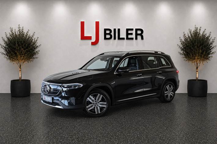 Sort Mercedes EQB250 fra 2023 set udefra