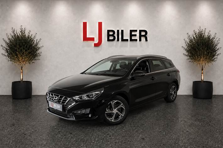Sort Hyundai i30 fra 2023 set udefra