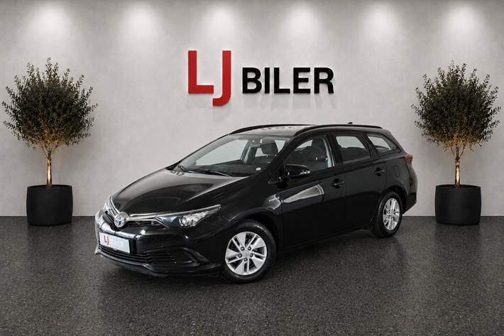 Sort Toyota Auris fra 2015 set udefra