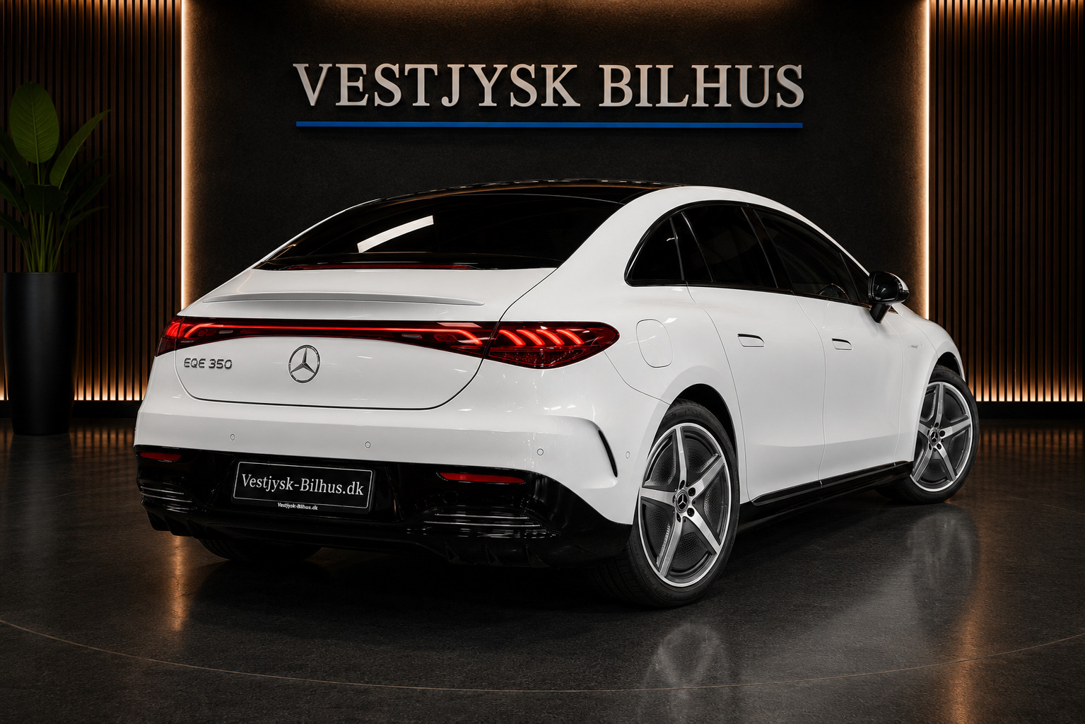 Hvid Mercedes EQE350+ fra 2022