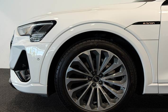 Hvid Audi e-tron fra 2023