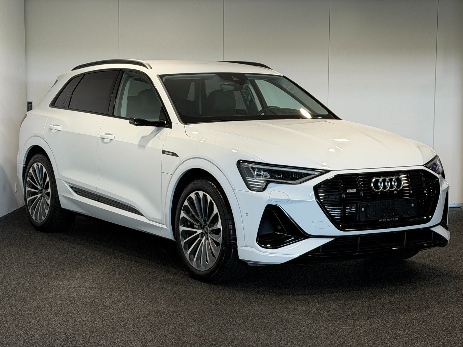 Hvid Audi e-tron fra 2023