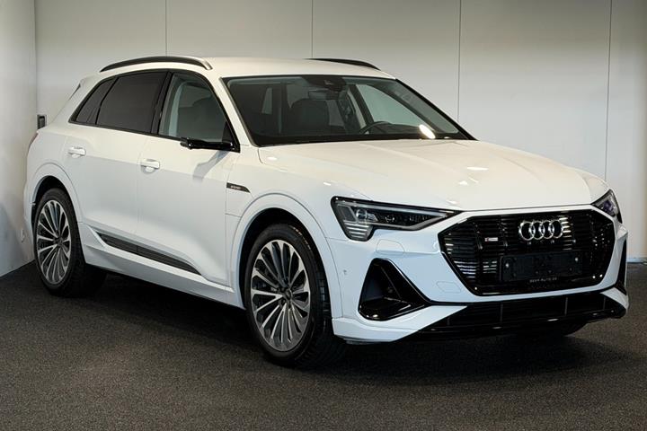Hvid Audi e-tron fra 2023