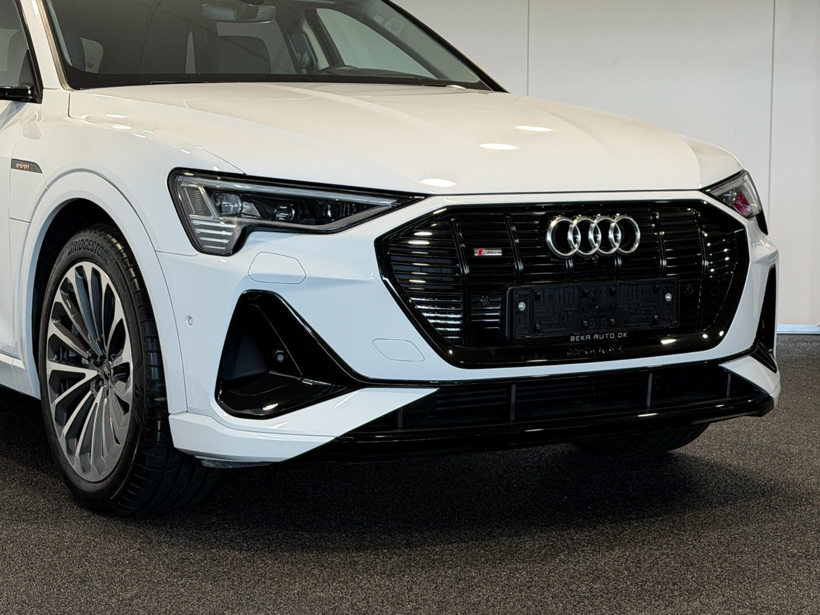 Hvid Audi e-tron fra 2023
