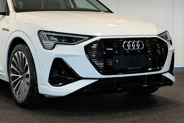 Hvid Audi e-tron fra 2023