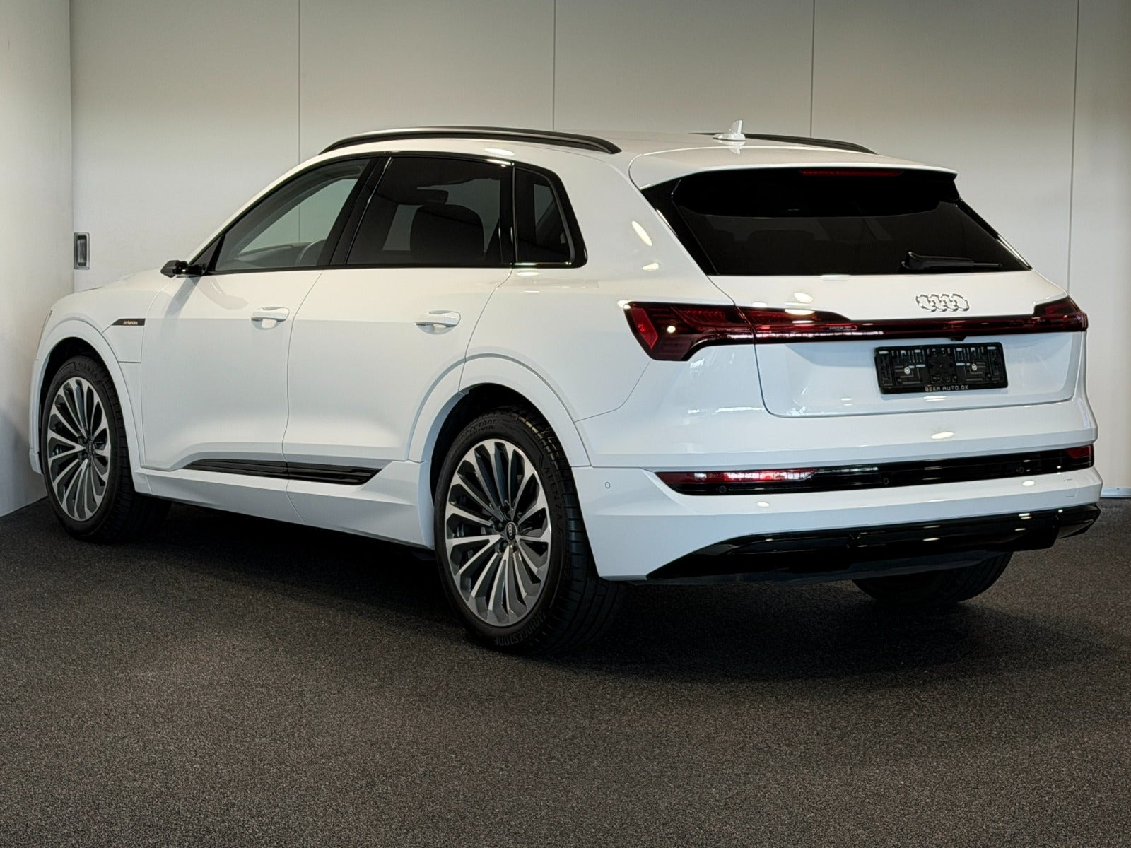 Hvid Audi e-tron fra 2023
