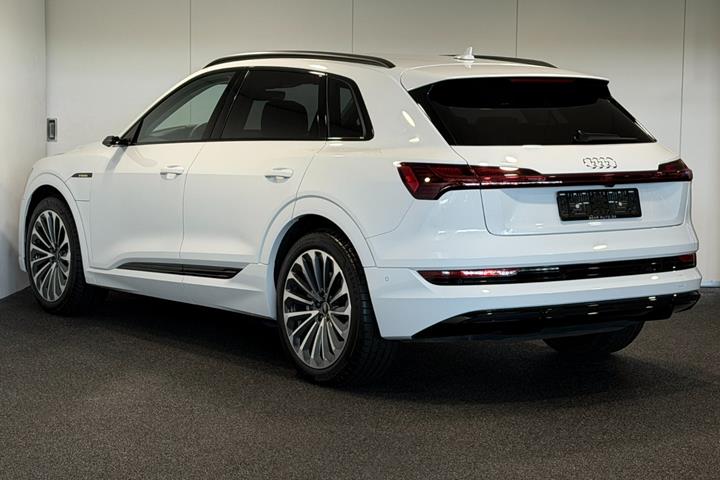 Hvid Audi e-tron fra 2023