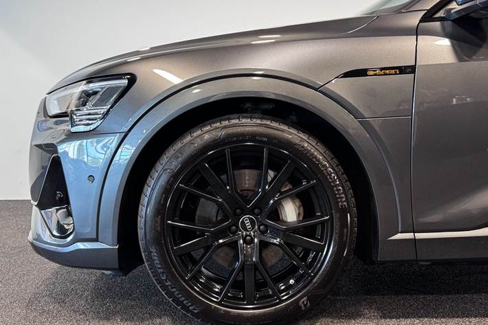 Grå Audi e-tron fra 2023