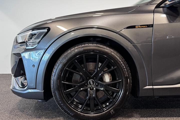 Grå Audi e-tron fra 2023