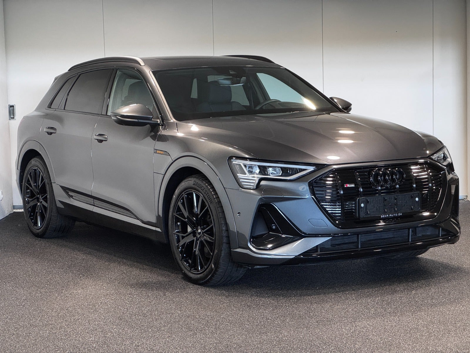 Grå Audi e-tron fra 2023