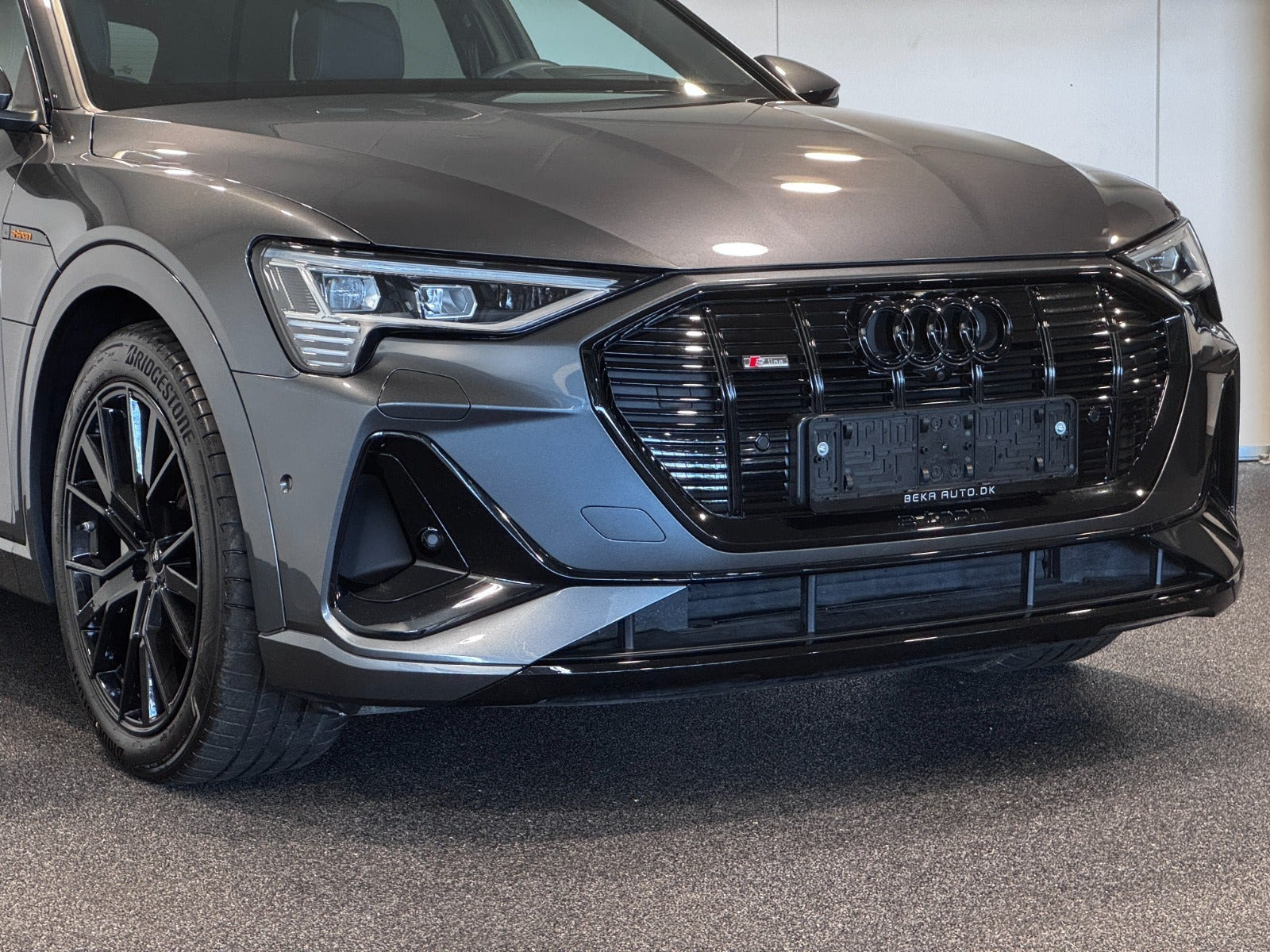 Grå Audi e-tron fra 2023